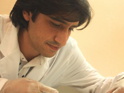 Mario Perello, el investigador responsable del proyecto junto con un ratoncito obeso